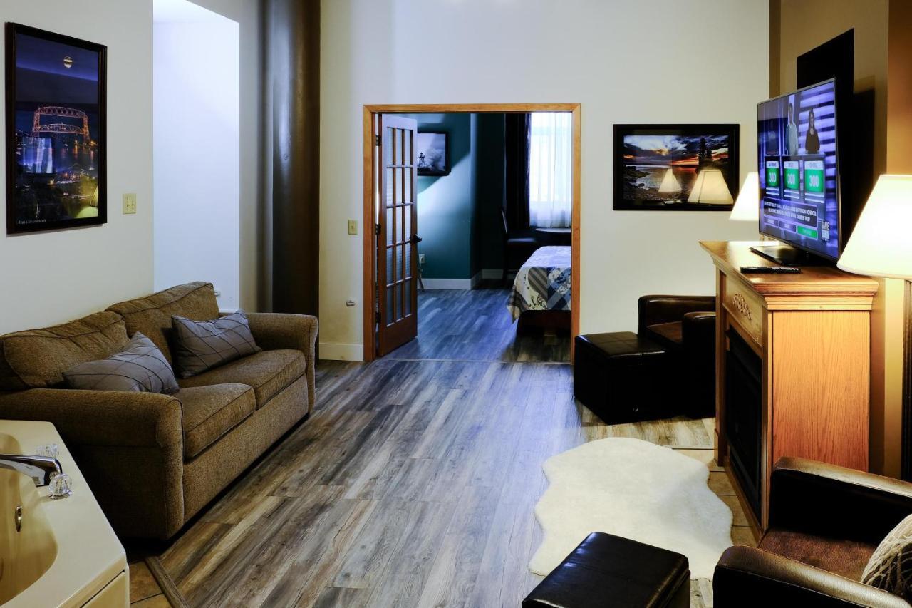 Pet-friendly Canal Park Condonear Lakewalk Pool Holiday home *