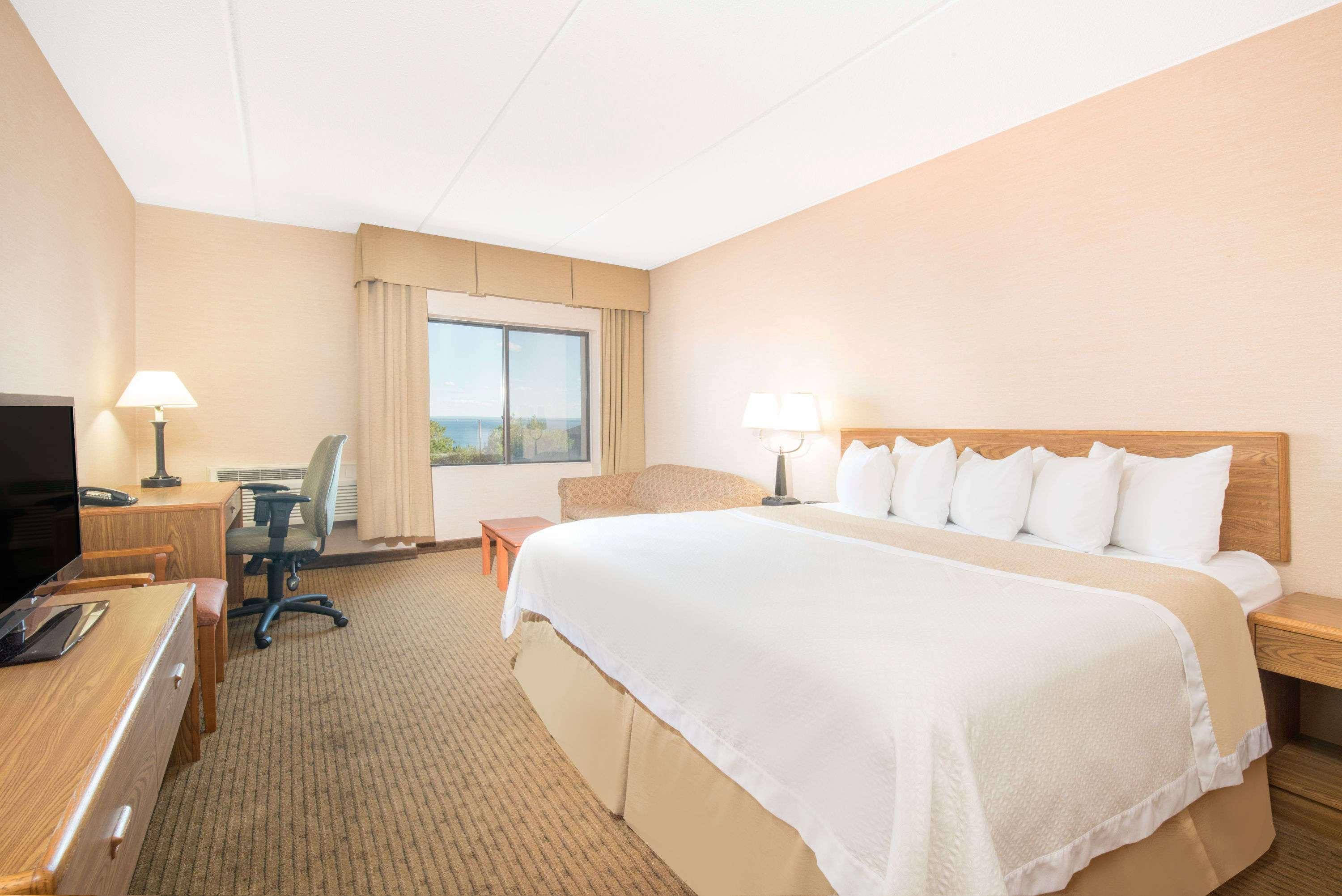 Days By Wyndham Lakewalk Hotel
