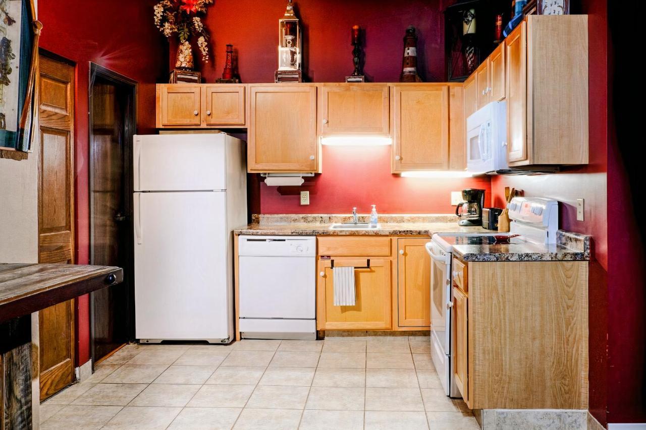 Pet-friendly Canal Park Condonear Lakewalk Pool Holiday home