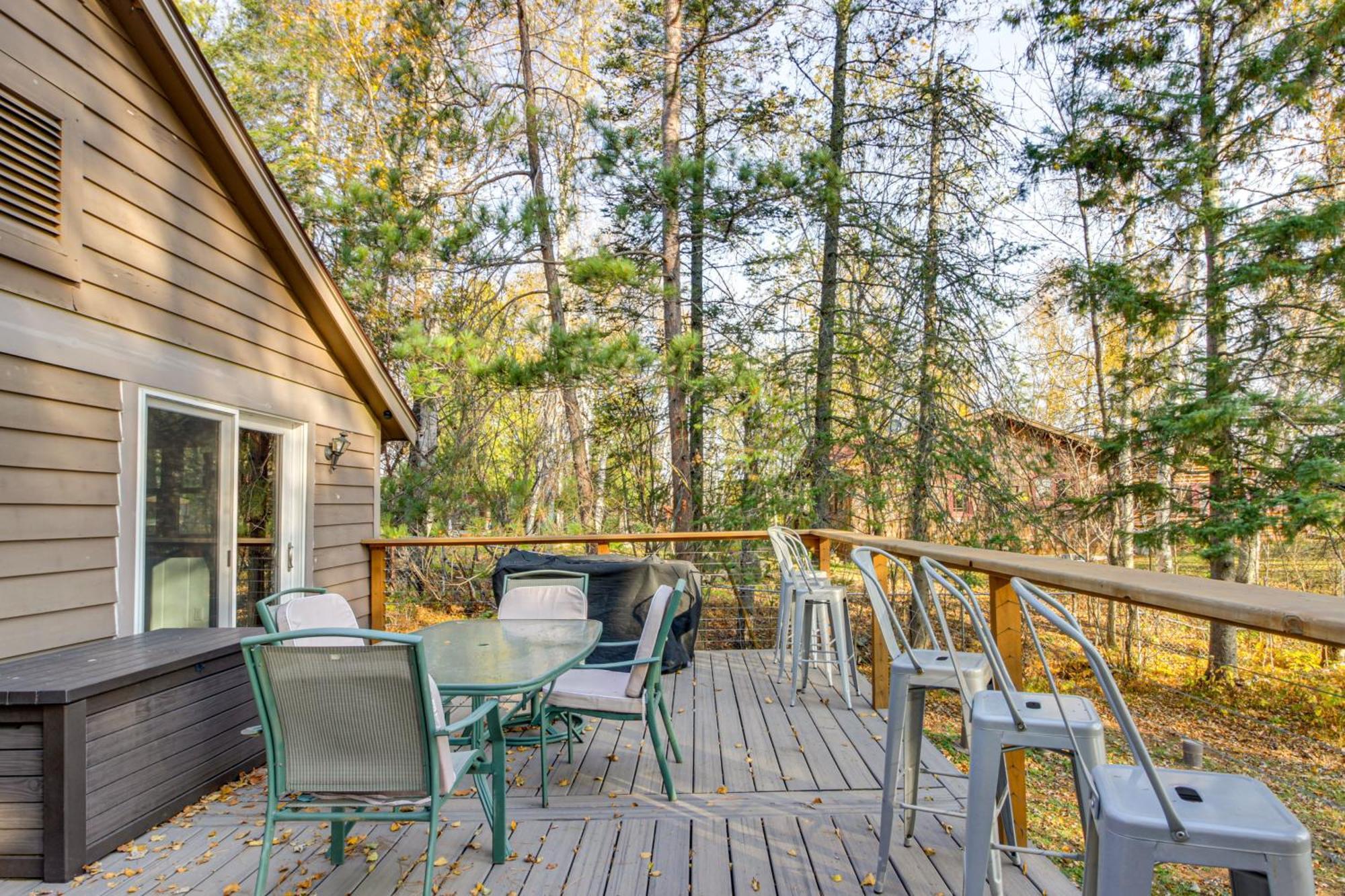 Waterfront With Deck And River View! Holiday home