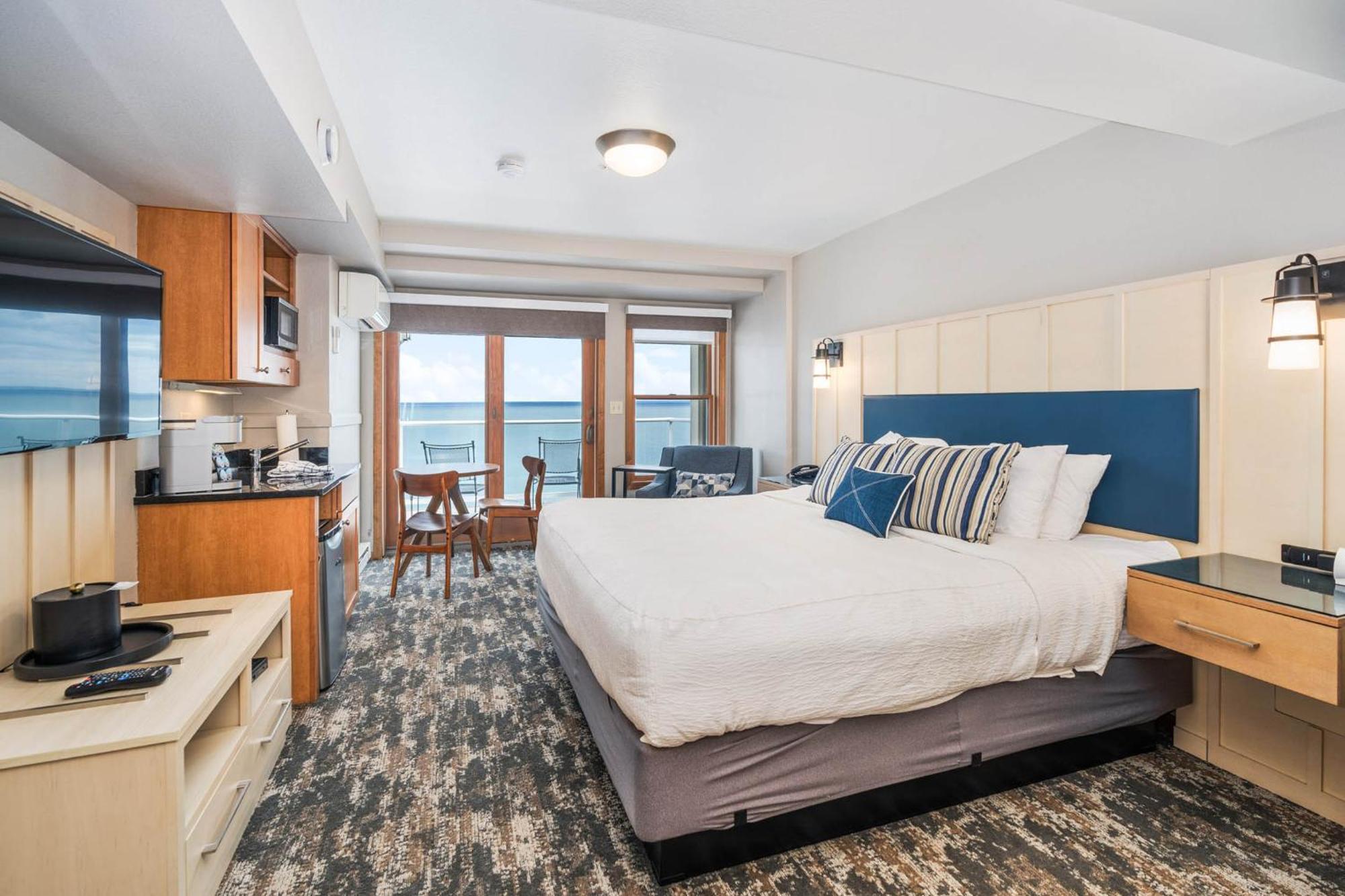 Beacon Pointe On Superior 3*