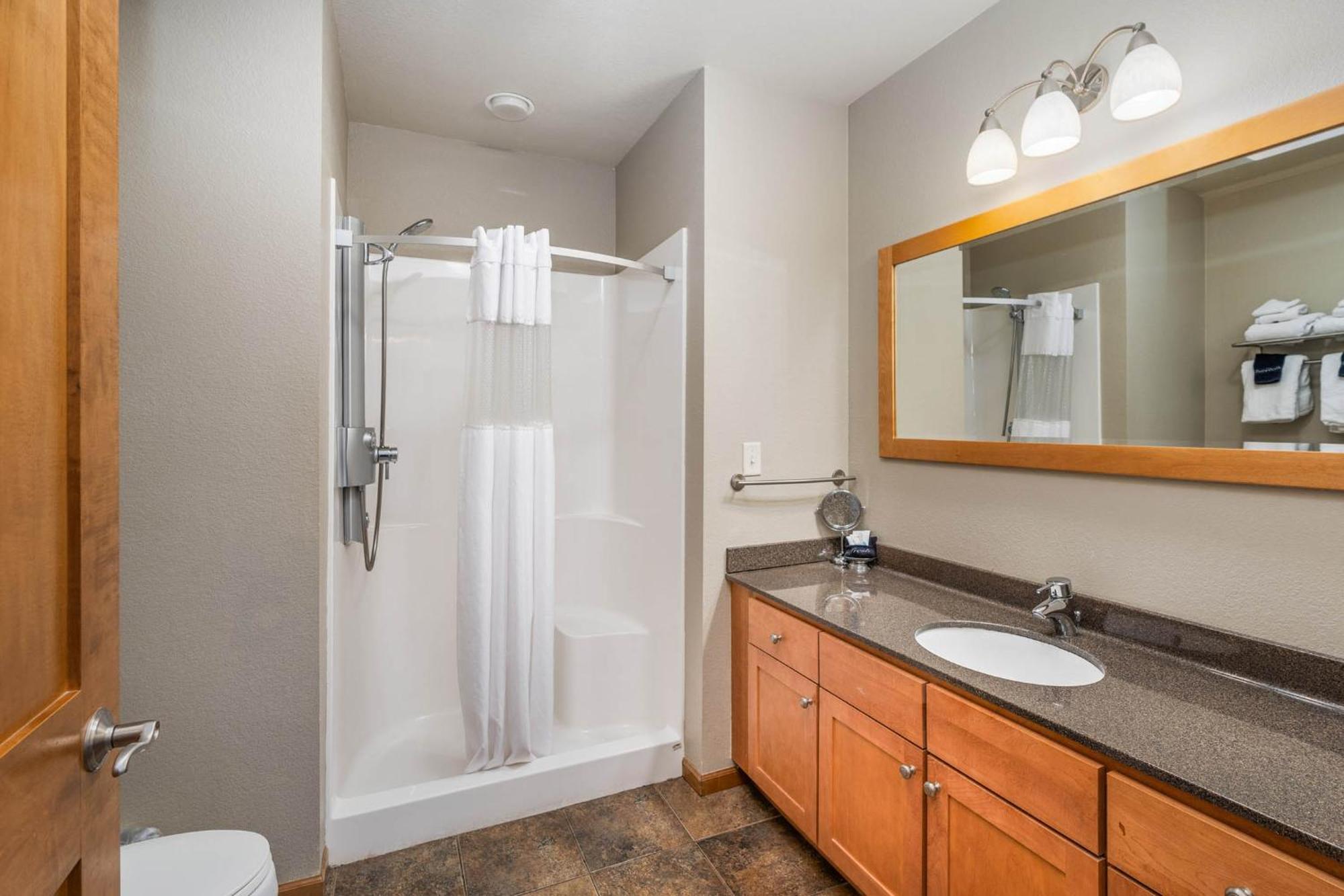 Beacon Pointe On Superior 3*