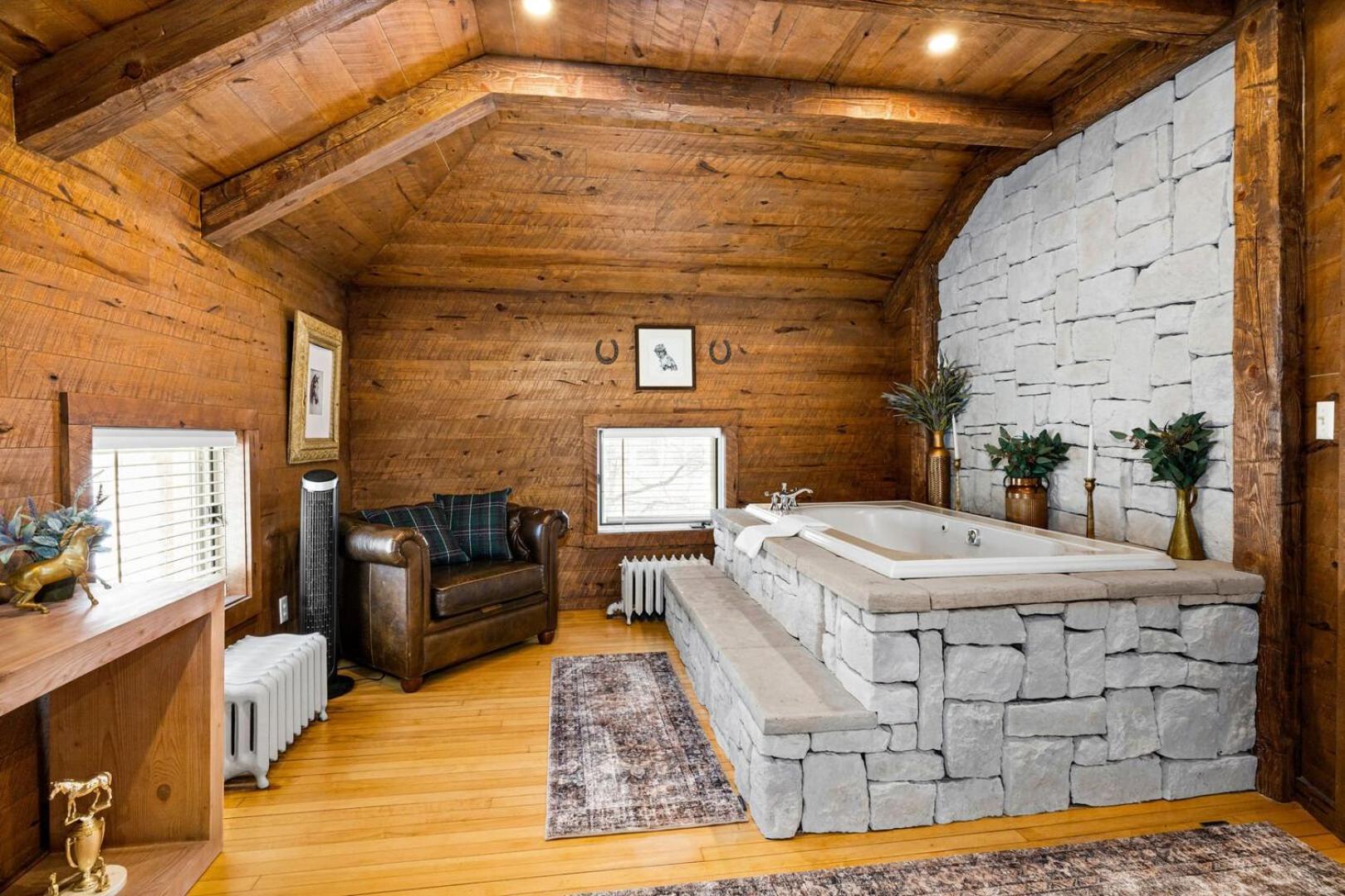 Equestrian Luxury Jacuzzi Fireplace Duluth