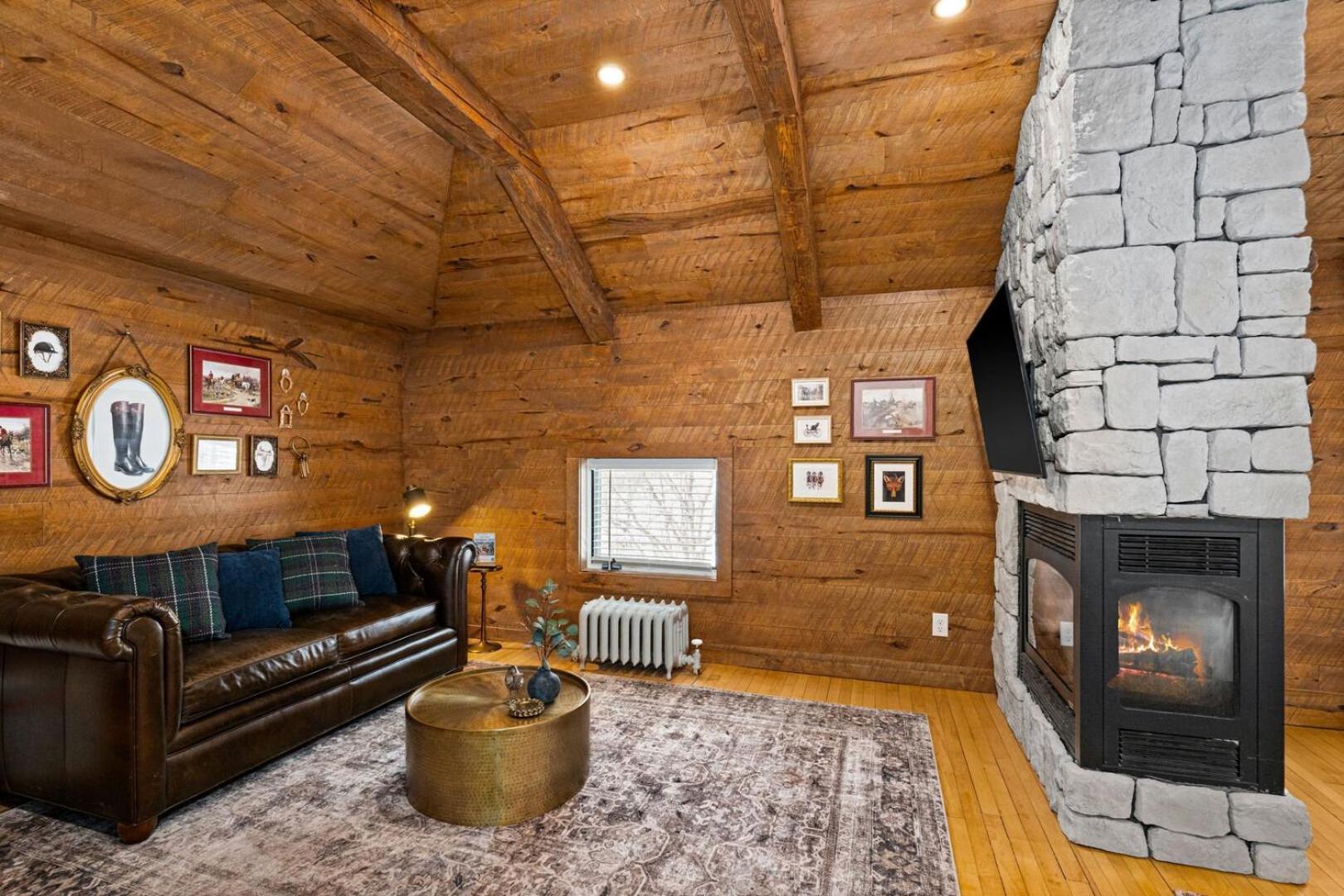 Equestrian Luxury Jacuzzi Fireplace Duluth