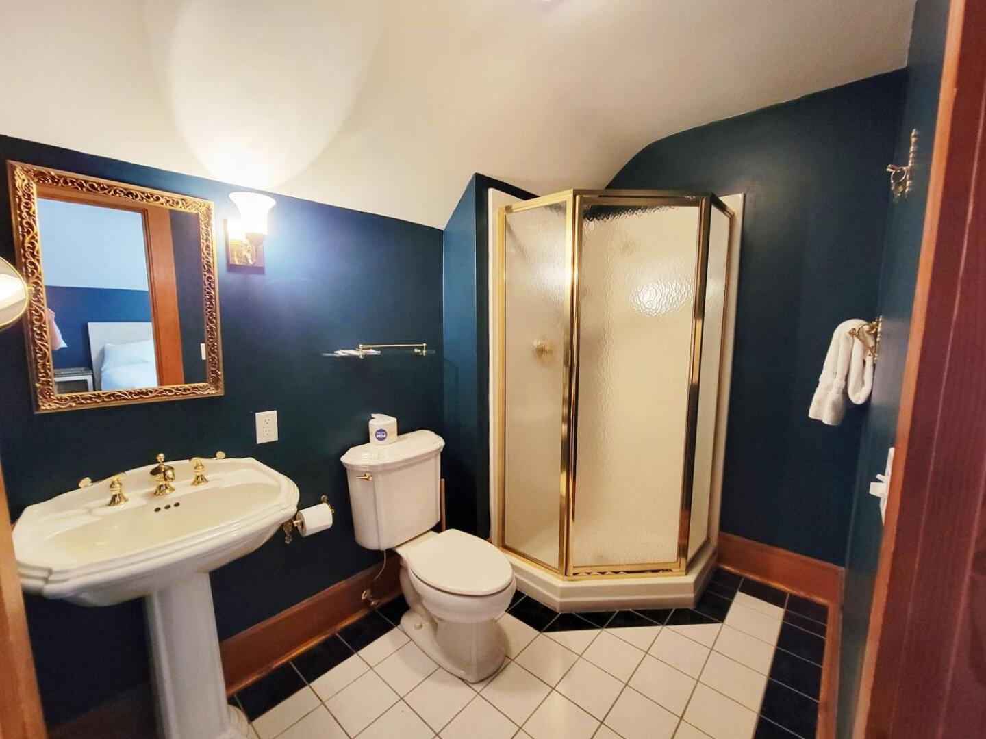 Superior W Jacuzzi Sauna Hotel *
