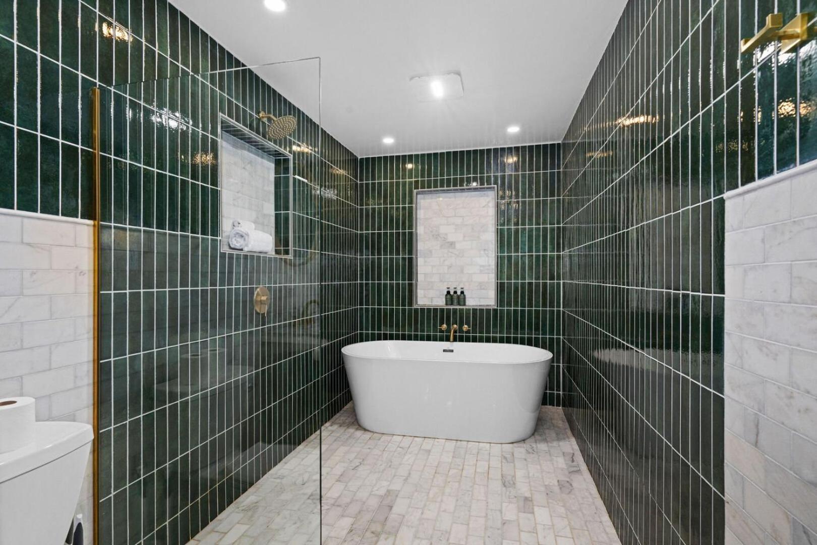Speakeasy Luxury Lower Level Hotel *