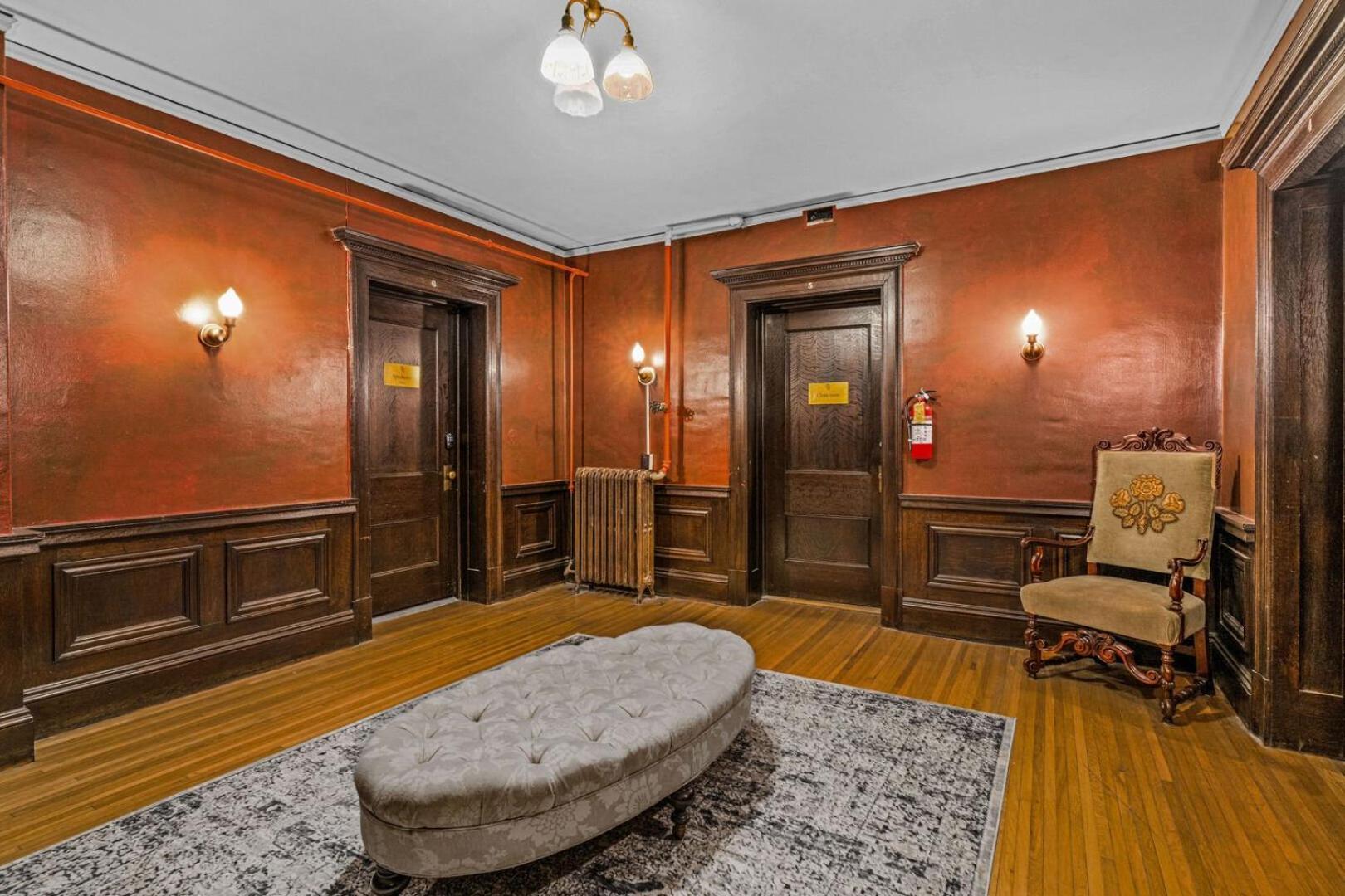 Speakeasy Luxury Lower Level Hotel *