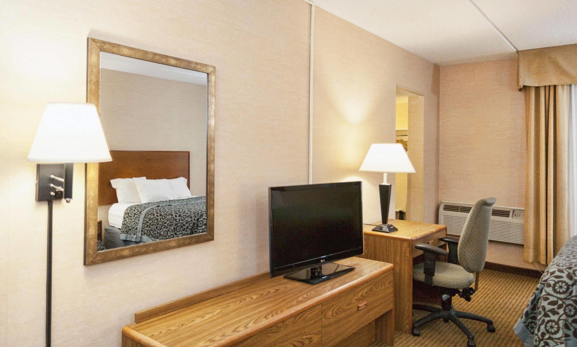 Days By Wyndham Lakewalk Hotel Duluth
