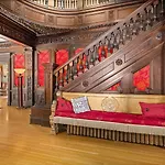 Vermilion Suite W Clawfoot Tub Fireplace