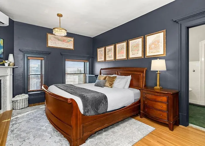 Vermilion Suite W Clawfoot Tub Fireplace
