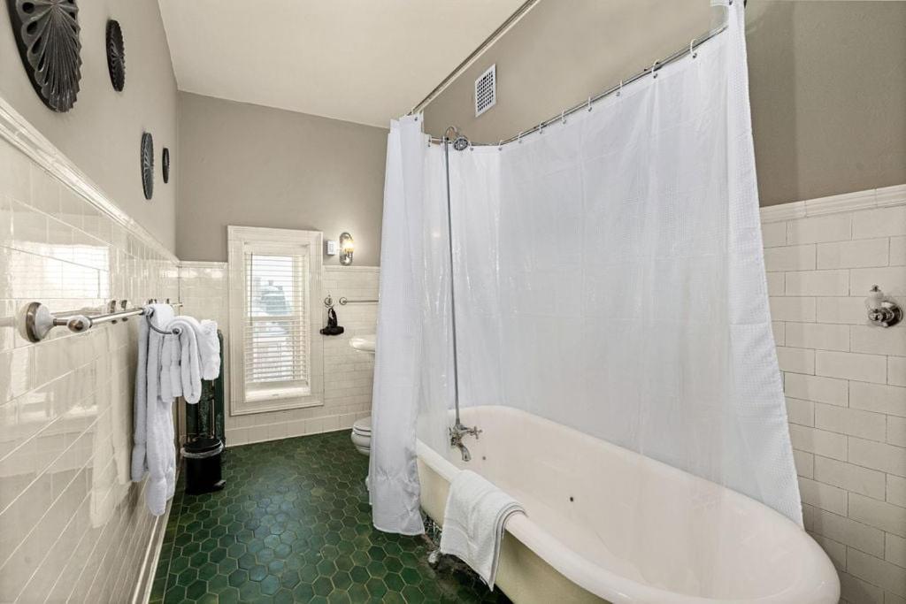 Vermilion W Clawfoot Tub Fireplace Hotel